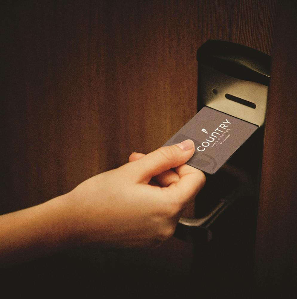 Holiday Inn Express & Suites Marquette By Ihg Экстерьер фото