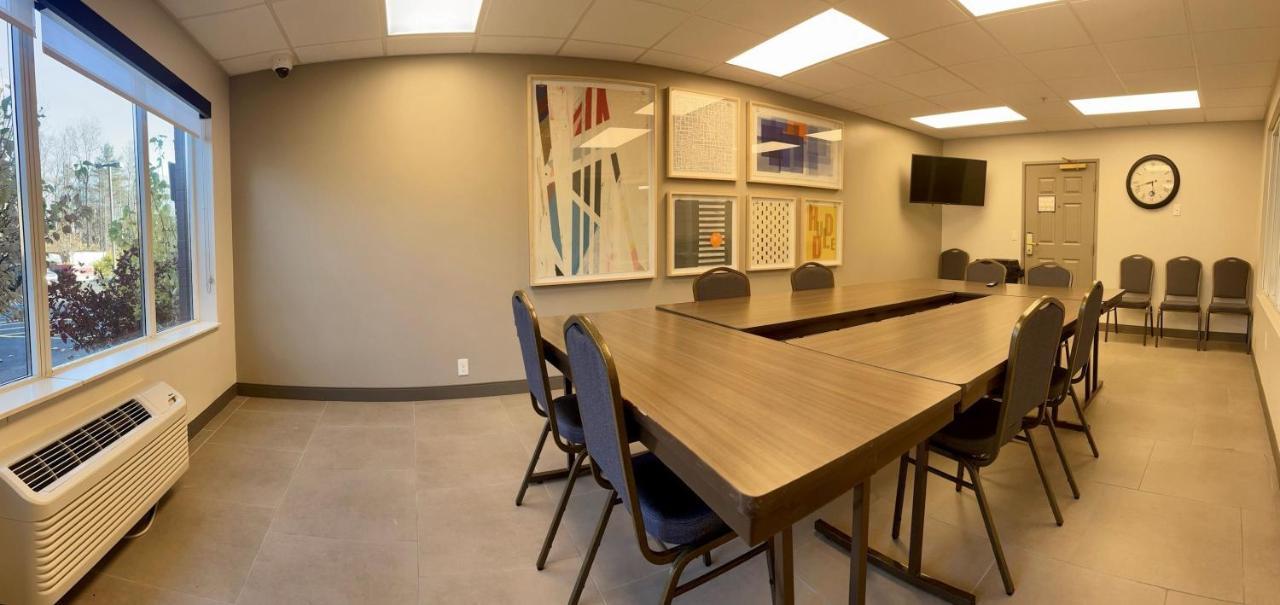Holiday Inn Express & Suites Marquette By Ihg Экстерьер фото
