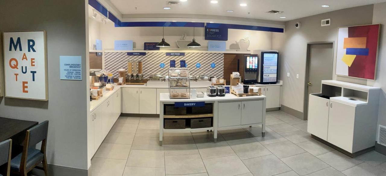 Holiday Inn Express & Suites Marquette By Ihg Экстерьер фото