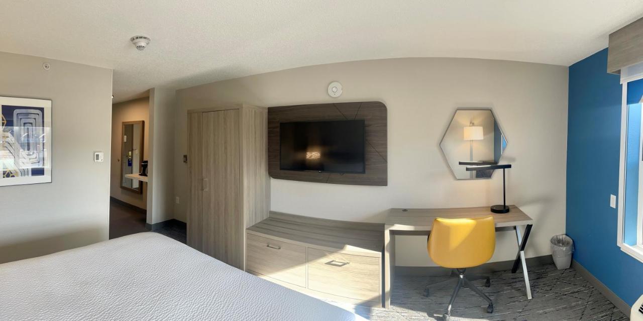 Holiday Inn Express & Suites Marquette By Ihg Экстерьер фото