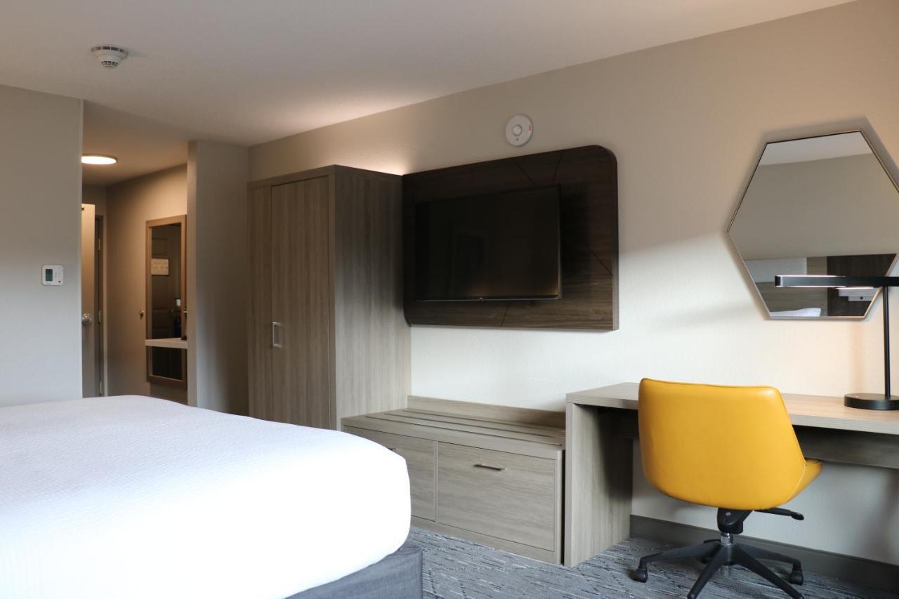 Holiday Inn Express & Suites Marquette By Ihg Экстерьер фото