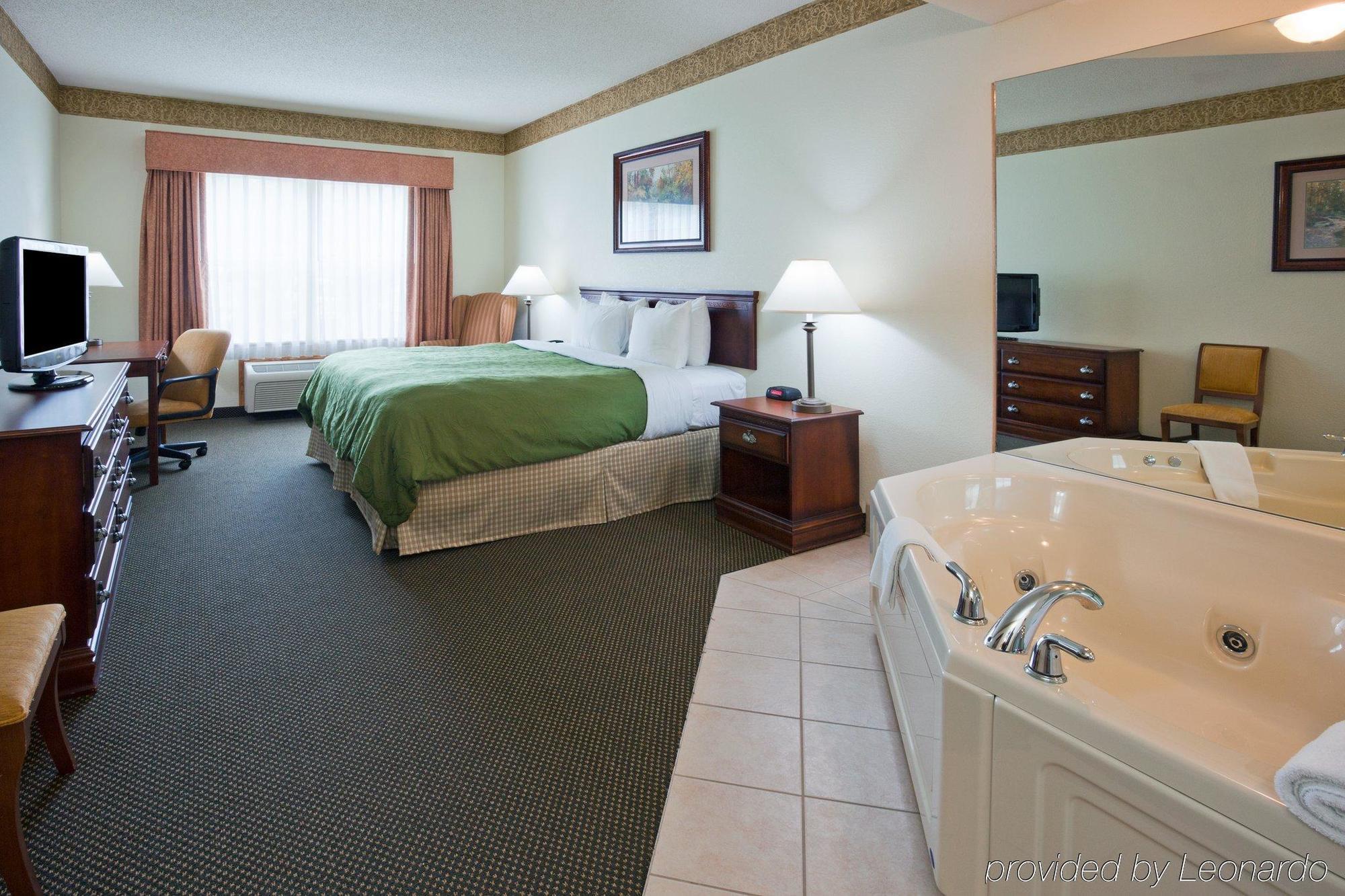 Holiday Inn Express & Suites Marquette By Ihg Экстерьер фото