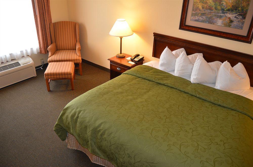 Holiday Inn Express & Suites Marquette By Ihg Номер фото