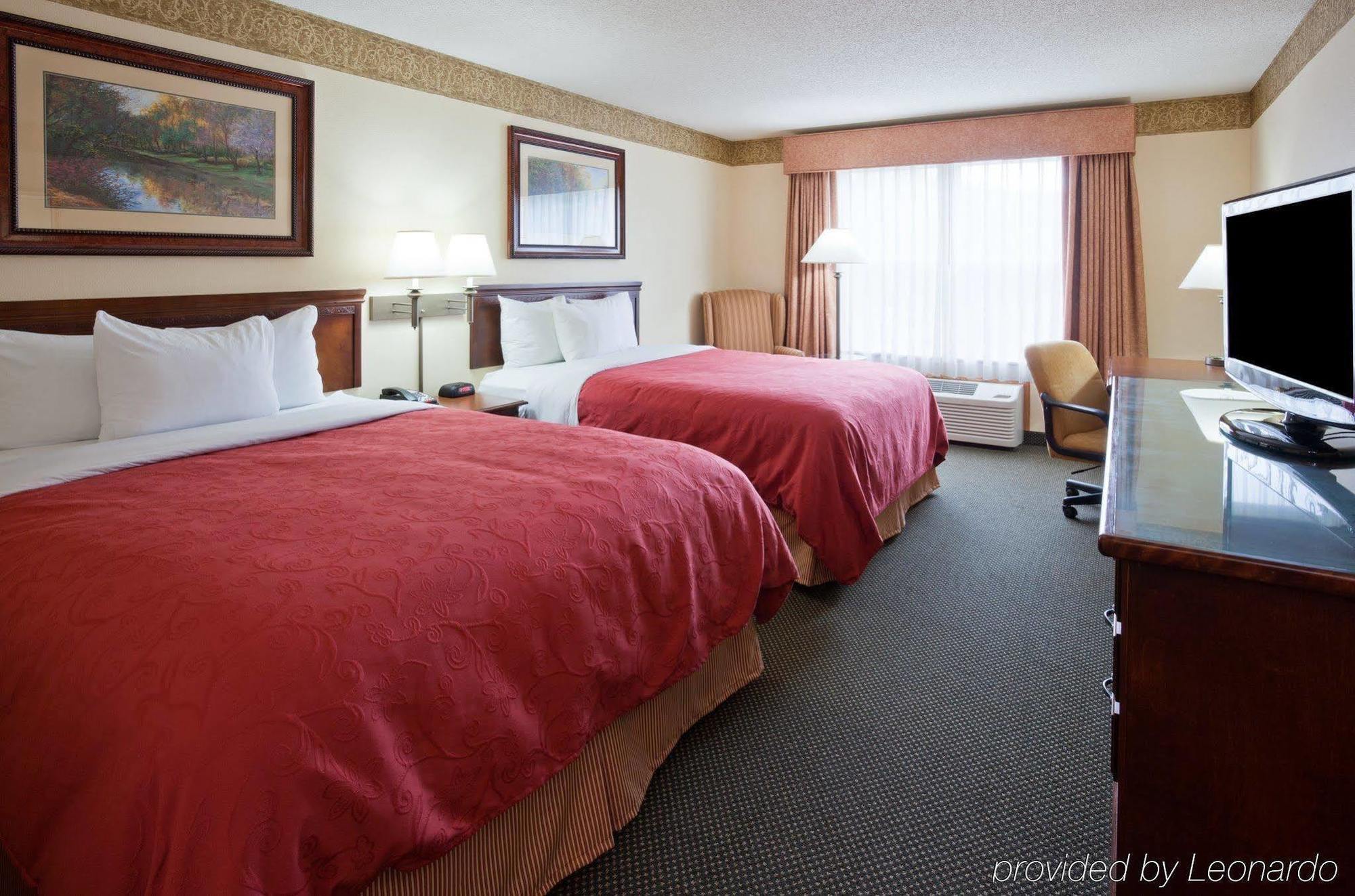 Holiday Inn Express & Suites Marquette By Ihg Экстерьер фото