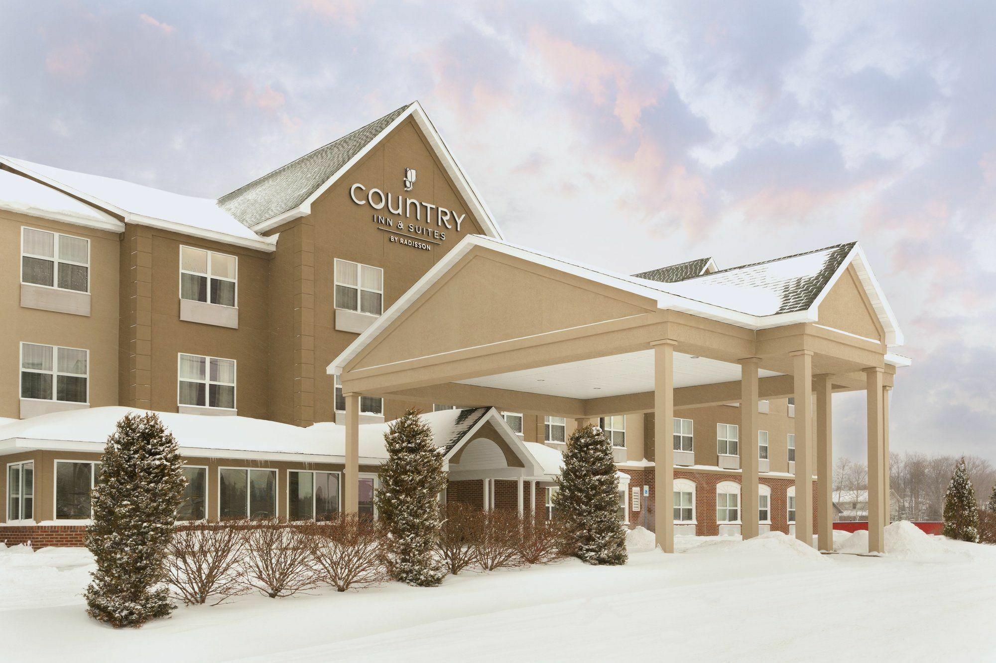 Holiday Inn Express & Suites Marquette By Ihg Экстерьер фото